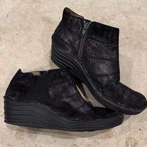 Women’s Bionica Irredescent Black Gilford Wedge Leather  Zip Ankle Boot 9 1/2 M